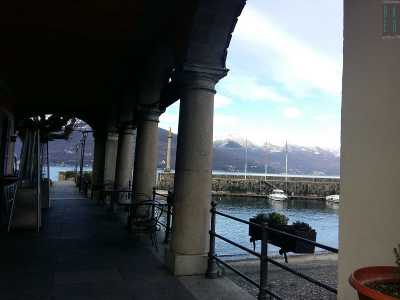 Accanto allo scalo si staglia il caff� Clerici, storico locale in cui un tempo si ritrovavano poeti e scrittori. Facile capirne il motivo: sedie e tavolini sono sistemati su balconcino proteso verso il lago dove � possibile godersi tramonti da sogno